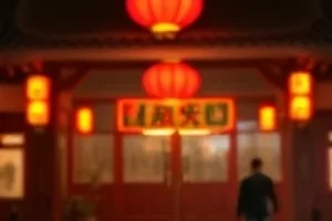 巨制影片横版主视觉：雨夜港口与列车灯光交织